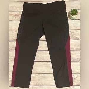 ATHLETA SZ Medium Capri workout pants. Black and maroon